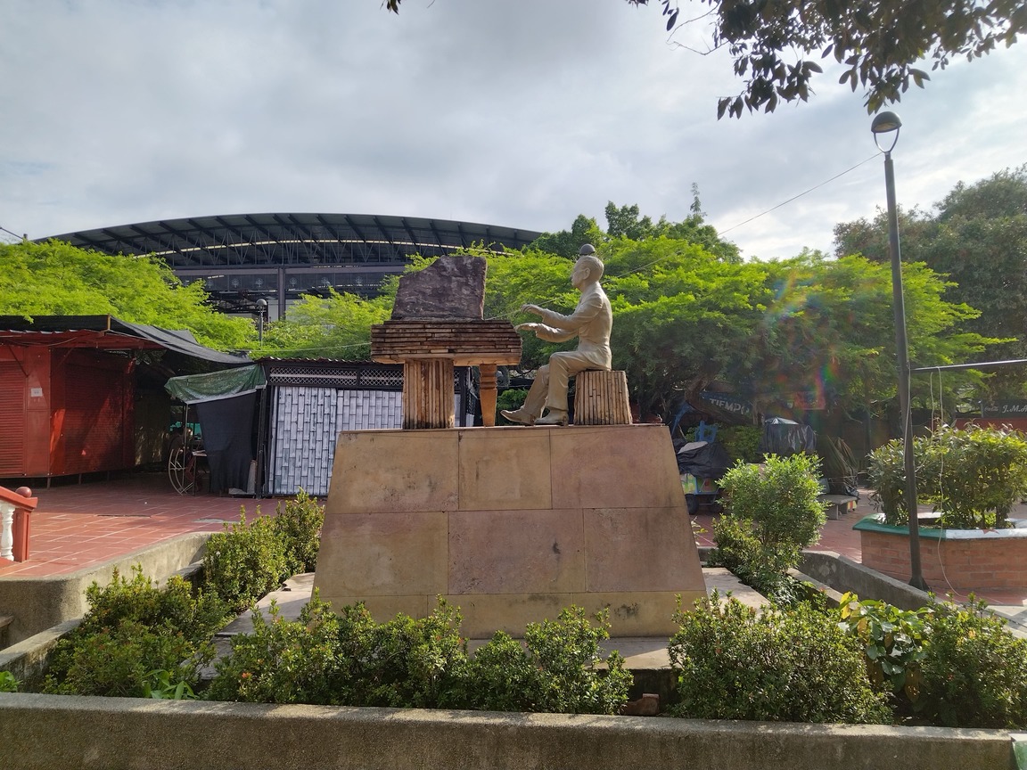 Estatua de homenaje al músico colombiano Luis A Calvo