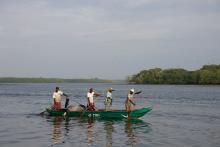 Lancha con 4 pescadores en la faena de pesca en el mar pacífico de Tumaco
