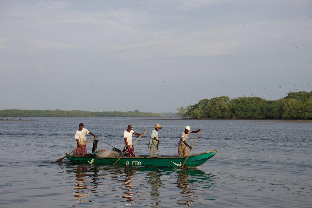 Lancha con 4 pescadores en la faena de pesca en el mar pacífico de Tumaco